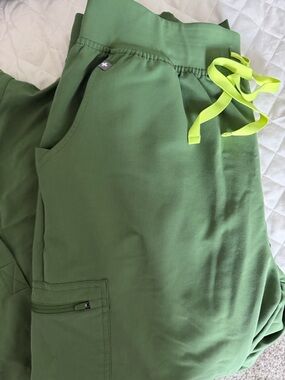 FIGS green scrub set